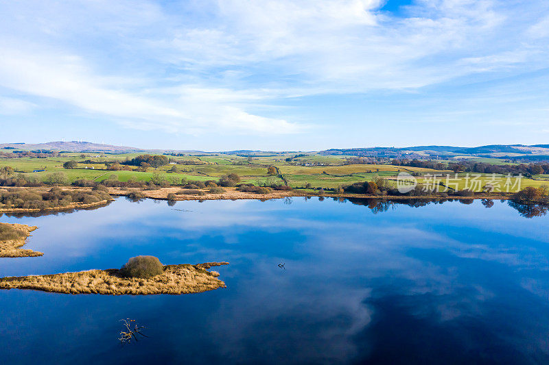 在晴朗平静的一天，在苏格兰西南部的邓弗里斯和加洛韦，一个苏格兰湖的无人机视图
