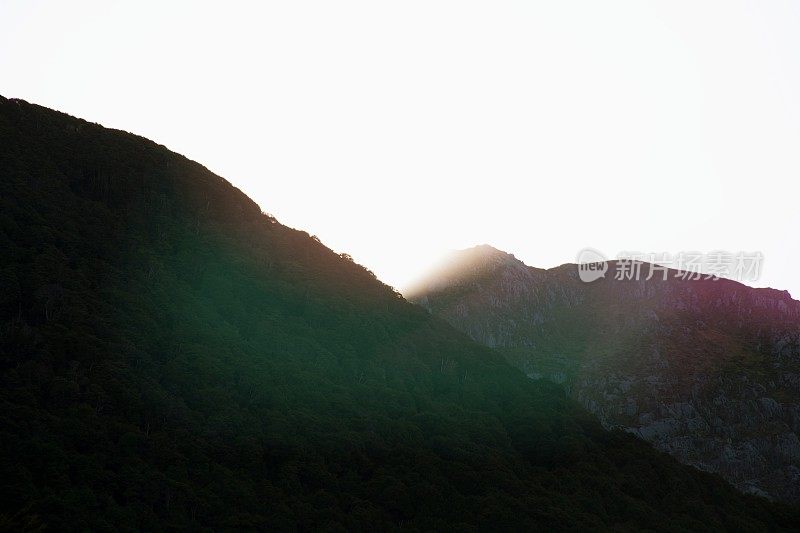 夕阳在科布山谷山脉，塔斯曼区，新西兰