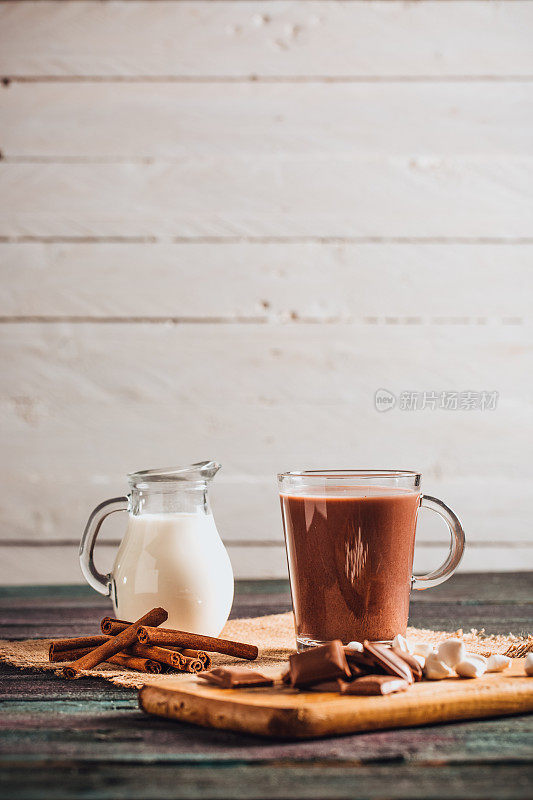 木桌上的一杯热巧克力