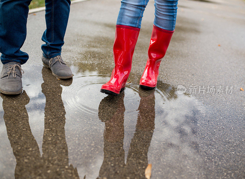 一对情侣在雨天散步