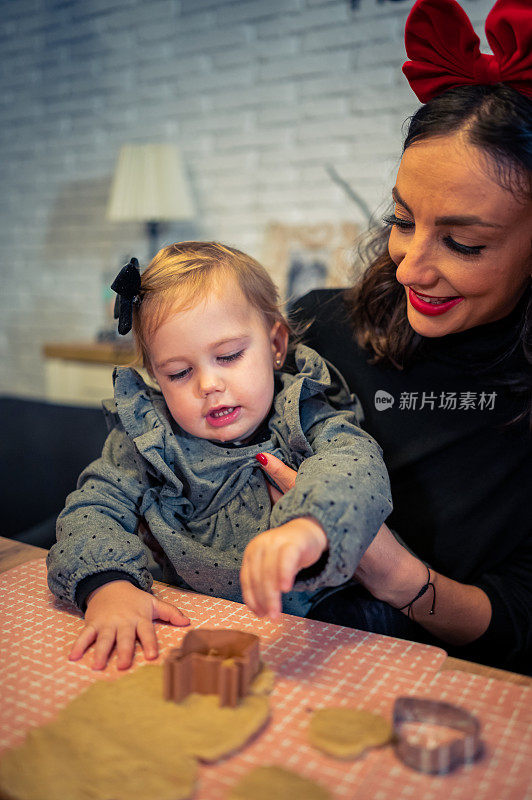 快乐的孩子女孩烤圣诞饼干库存照片