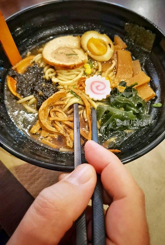 吃酱油调味的拉面