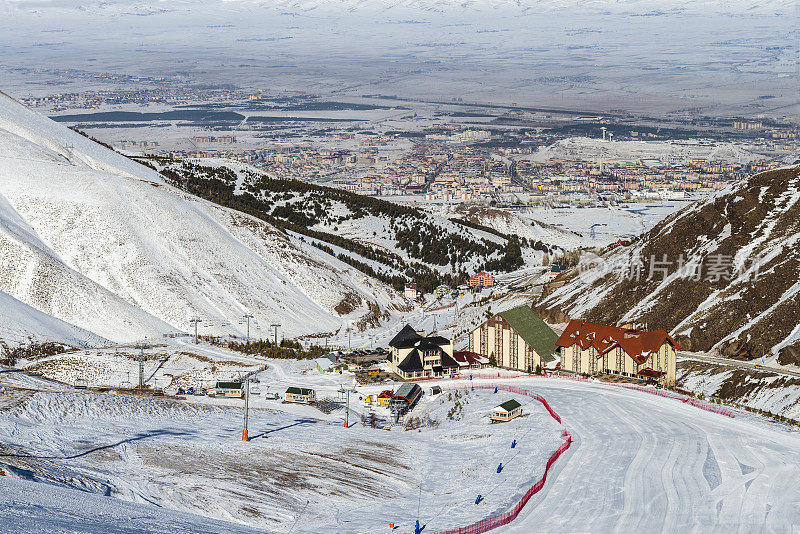 冬天的白雪皑皑的帕兰多肯山脉和埃尔祖鲁姆城市。