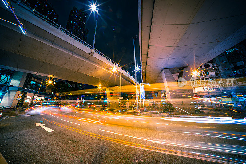 傍晚的香港城市在动态模糊