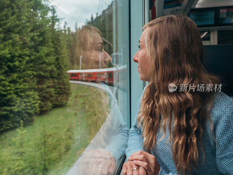 坐火车的女人，从窗口看风景