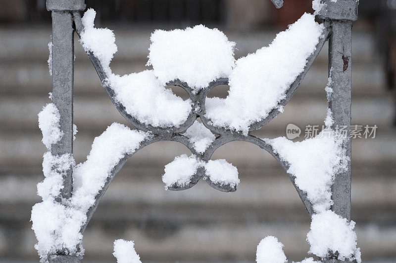 有雪的旧金属格栅