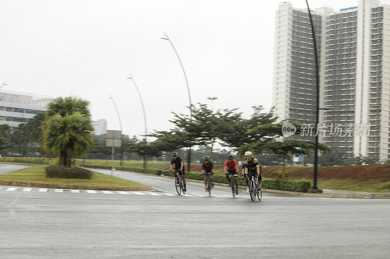 男子标准公路自行车比赛在平移照片