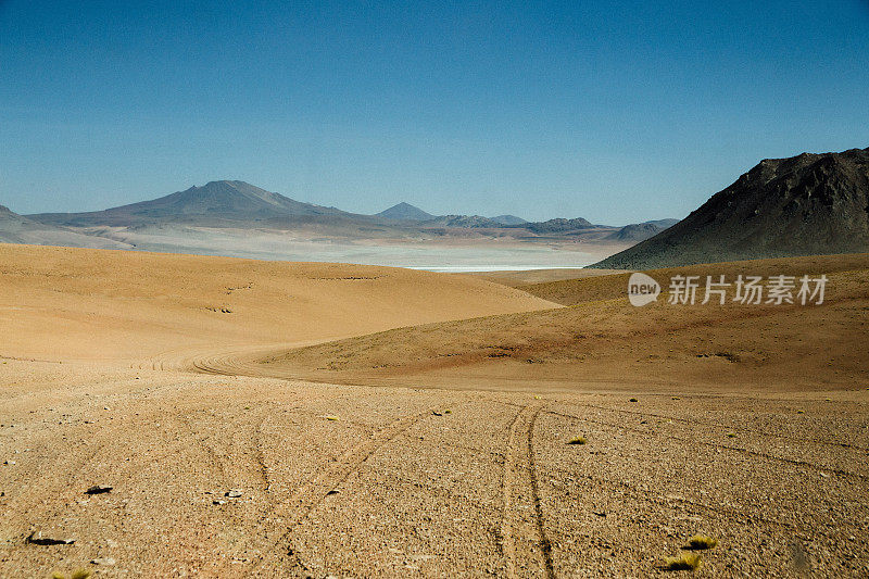 风景优美的道路通过沙漠在Altiplano，玻利维亚