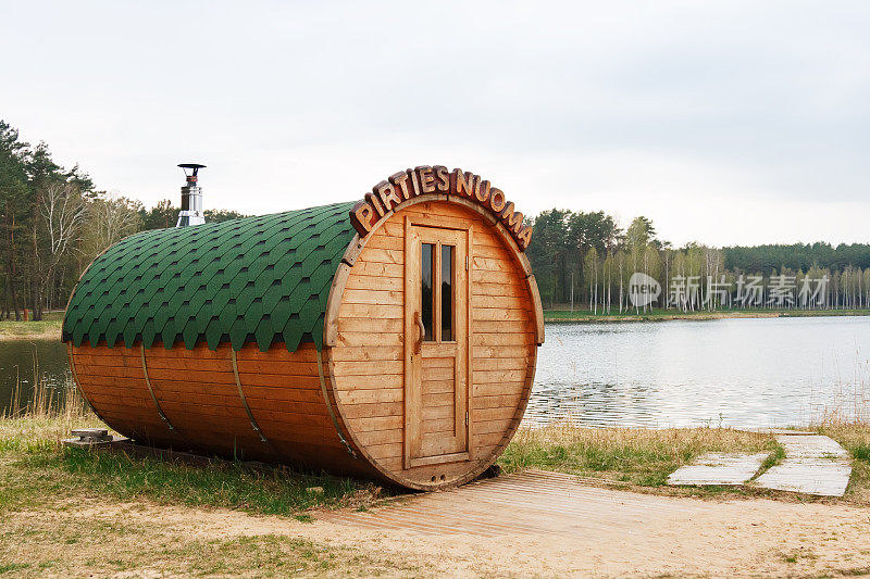 立陶宛的一个湖上的圆桶桑拿