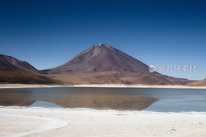 风景秀丽的拉古纳佛得角和利坎卡武尔火山在高原，玻利维亚