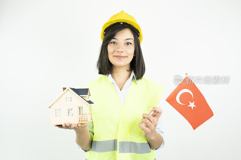 工程师展示带有土耳其国旗的房屋模型