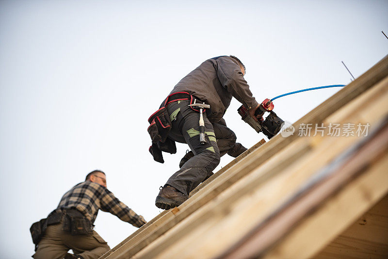 建筑工人们正在使用木制屋顶