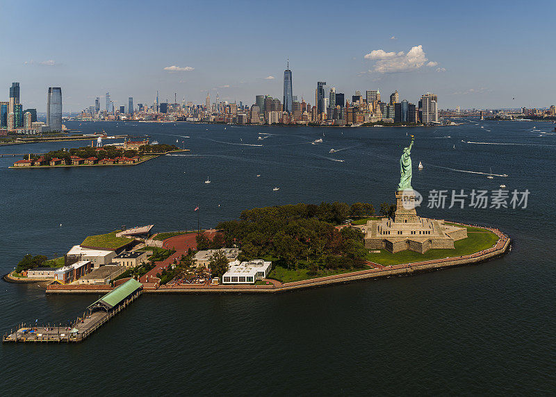 自由岛与自由女神像的鸟瞰图，保卢斯胡克，泽西城和曼哈顿市中心的天际线，在背景。