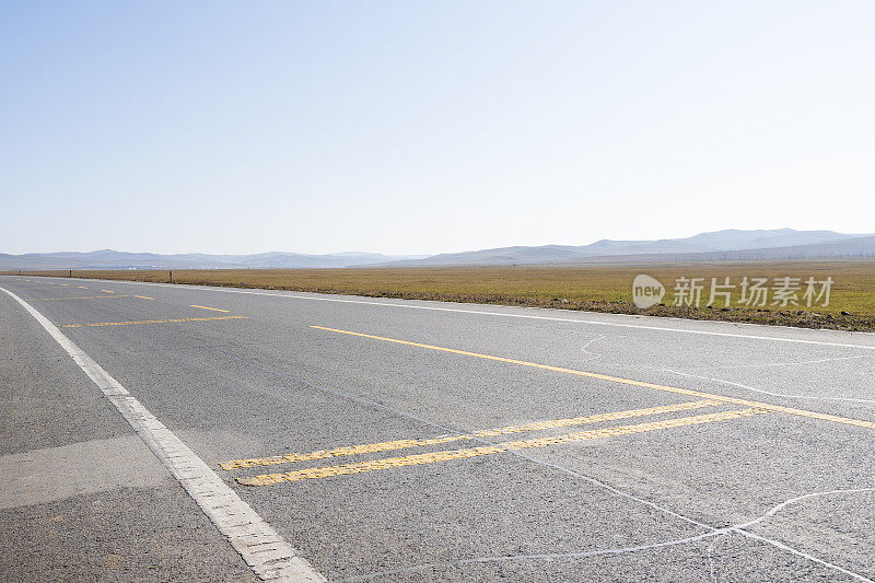 老柏油路在高原地区有着美丽的风景