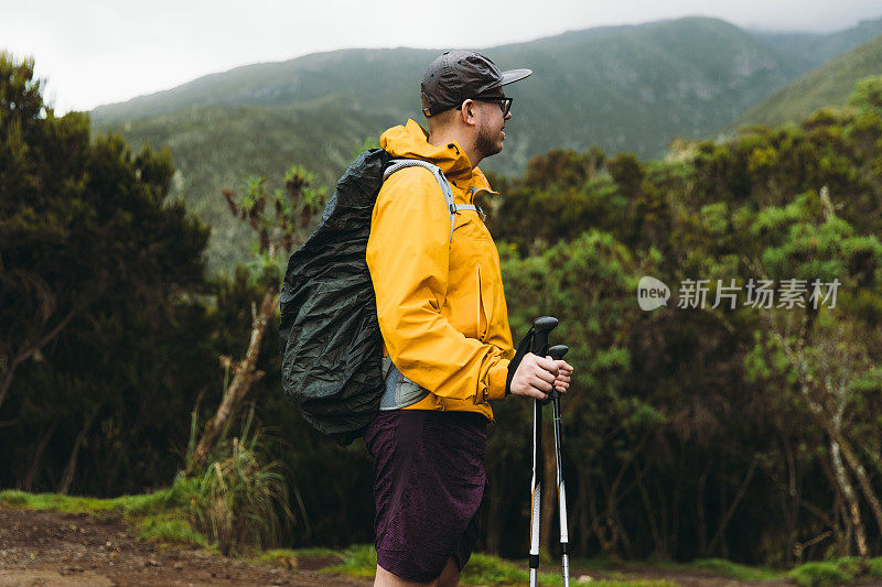 一名年轻的徒步旅行者在乞力马扎罗山国家公园旅行后放松，享受森林和山脉的美景