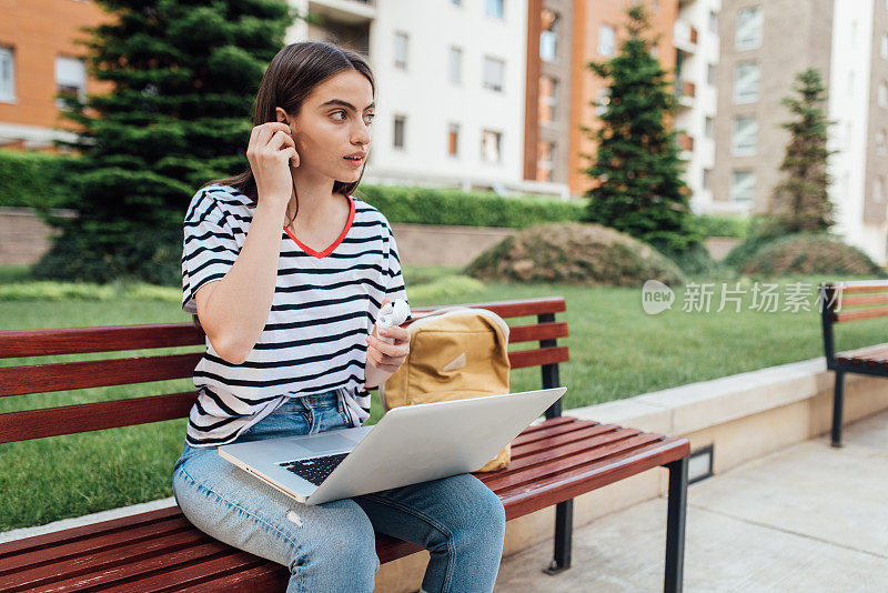 女孩戴着耳机欣赏音乐