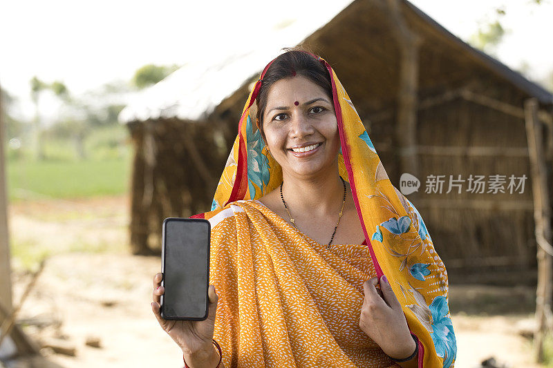 印度女子展示手机