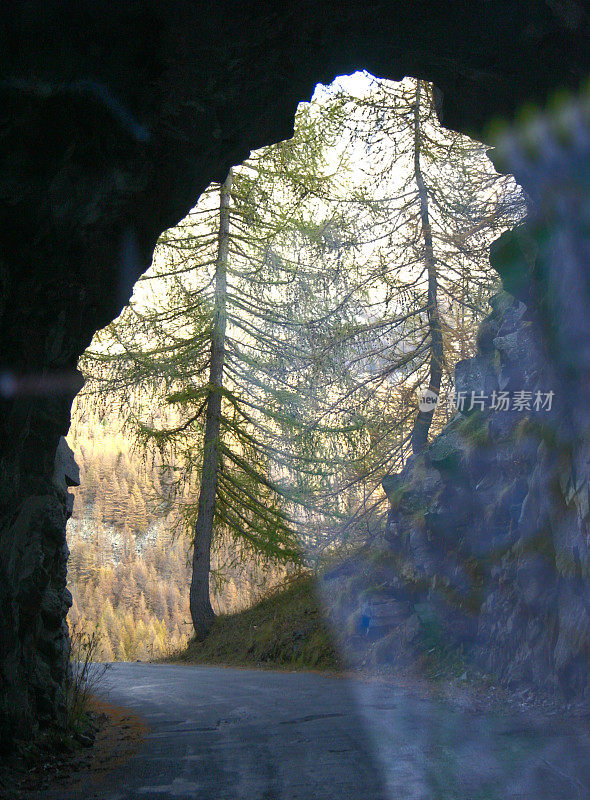 阳光照进隧道