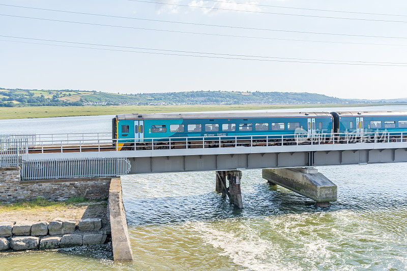 旅客列车跨海大桥