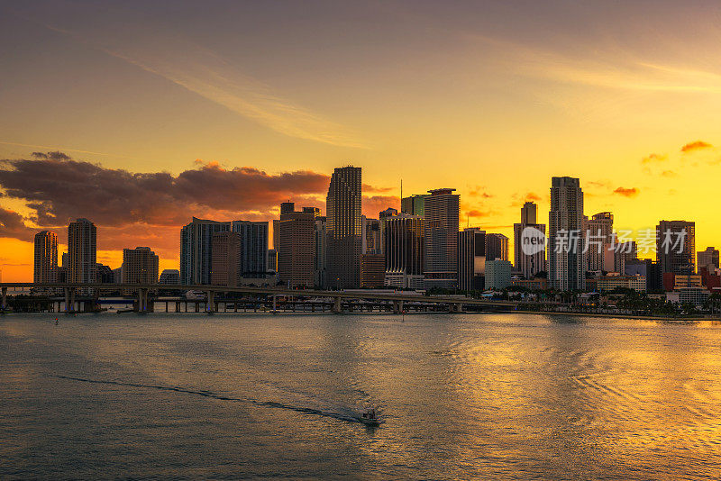 迈阿密市区天际线和比斯坎湾上空的日落