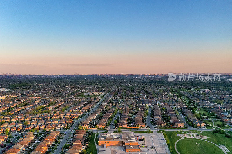 加拿大沃恩，Woodbridge和Kleinburg的独立复式住宅，在麦肯齐博士和Islinton大街的住宅区的鸟瞰图