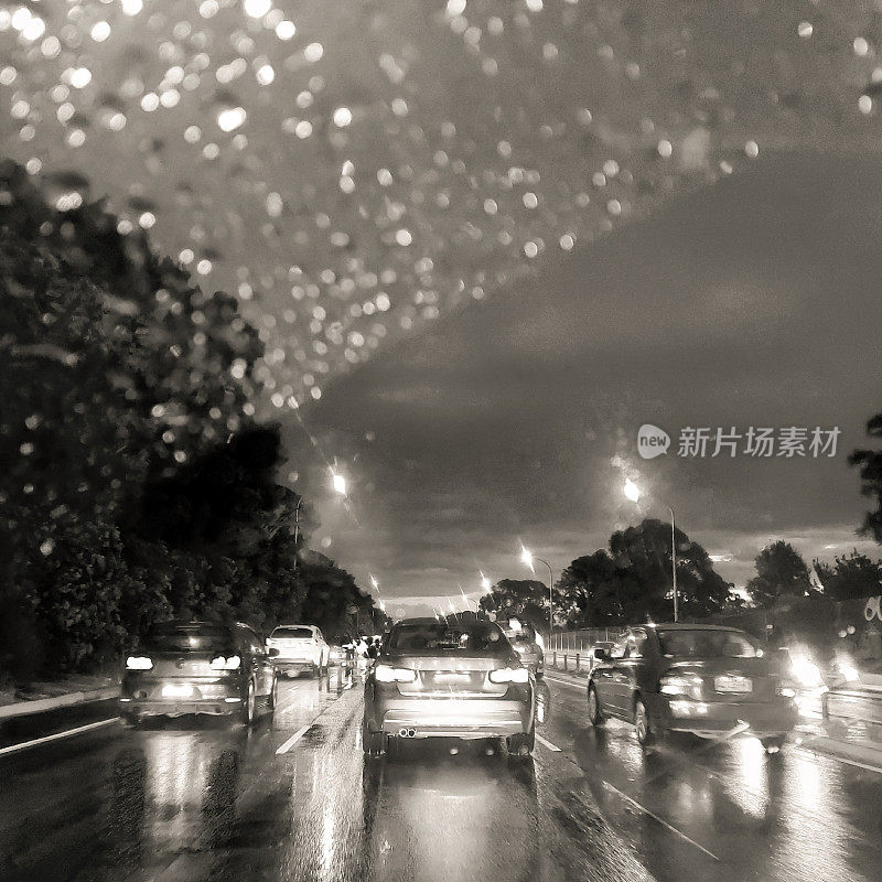 雨夜的路上，背景有拷贝空间