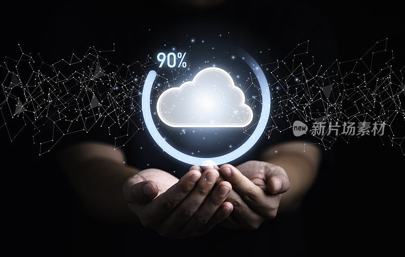 商人手持虚拟云计算的下载进度百分比，用于传输数据信息上传下载应用程序。技术转换的概念。