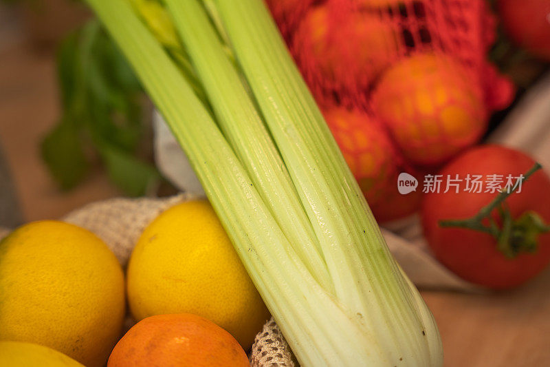 新鲜蔬菜装在可重复使用的购物袋里，放在厨房柜台上