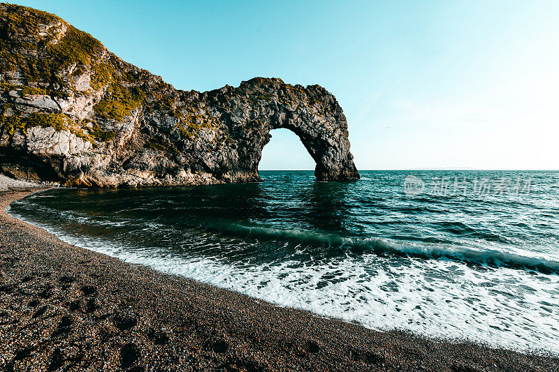 英国杜德尔门海滩上的泡沫海