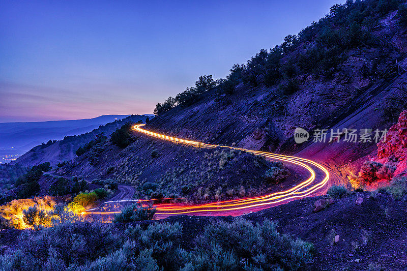 长曝光光小径弯曲的山路