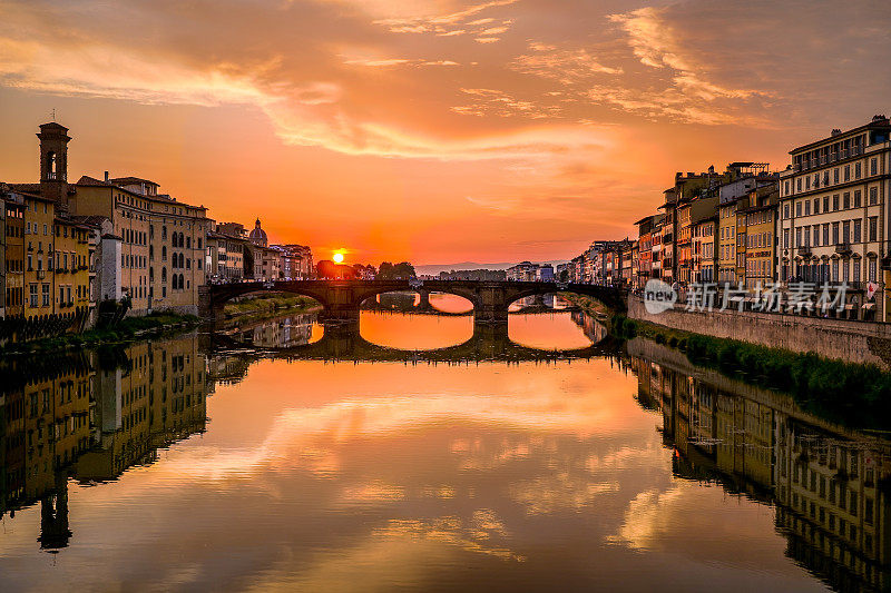 令人惊叹的HDR日落映照在佛罗伦萨历史中心的阿诺河上