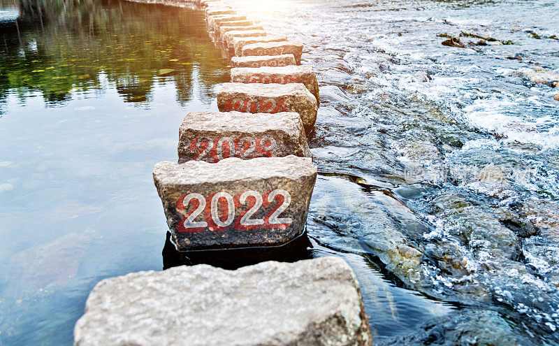 第2022到2027号在跨过小溪的垫脚石上