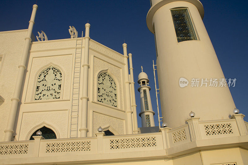 哈基姆白色清真寺映衬着蓝天