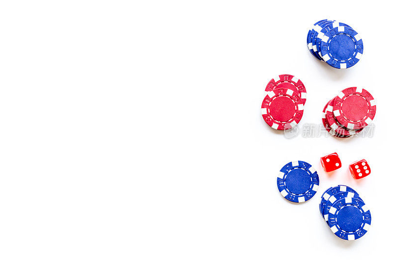 赌场赌博筹码-扑克背景。红筹股和蓝筹股