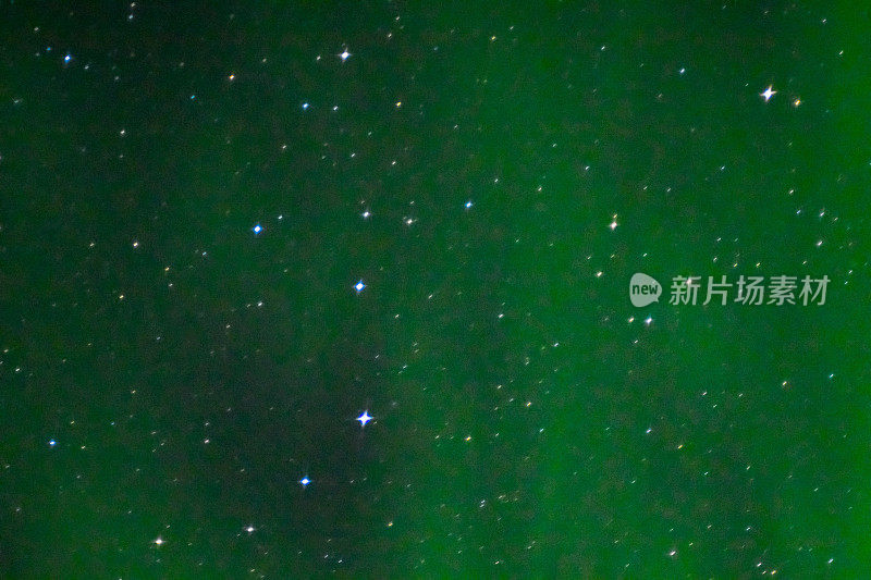 夜空中的星星和极光