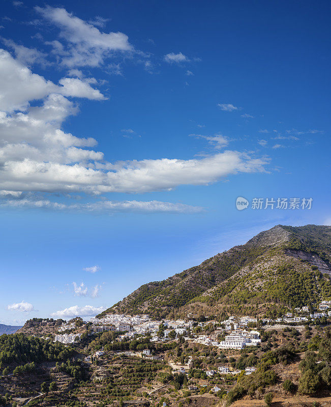 太阳海岸美丽的地中海的Mijas村庄的天际线