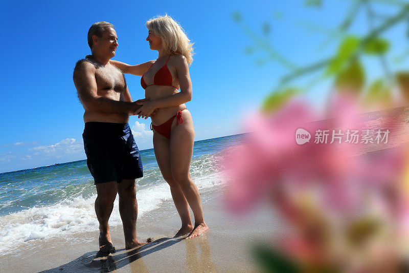 户外人像美丽成熟的男人和女人夫妇在热带海滩度假