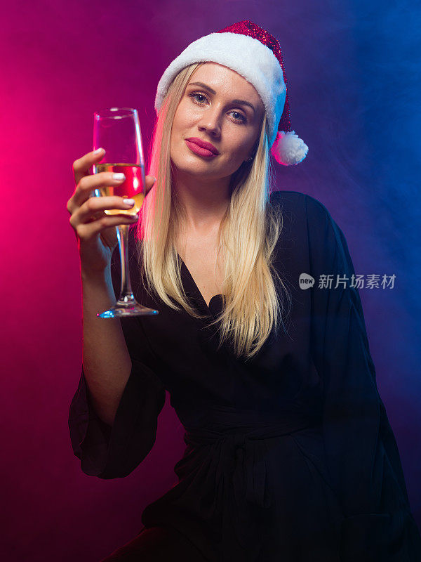 一个年轻美丽的女人的肖像与圣诞老人的帽子，新年庆祝概念