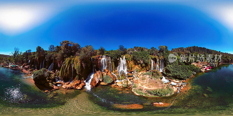 360度x180度全球形(等矩形)全景Kravica瀑布，波斯尼亚和黑塞哥维那。