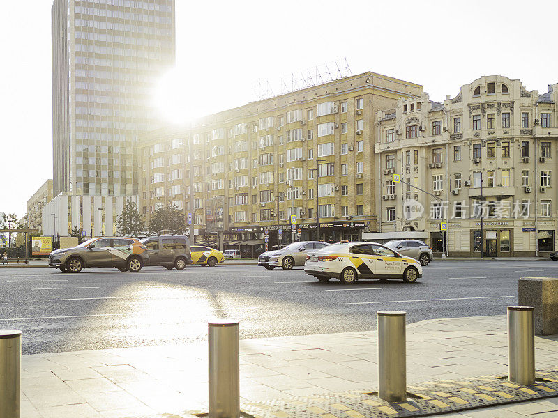 在历史悠久的莫斯科市中心，出租车和出租汽车在城市道路上行驶。斯摩棱斯克-塞纳亚广场的汽车共享和公共交通。