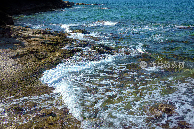 美丽的岩石海景和闪亮的干净的水