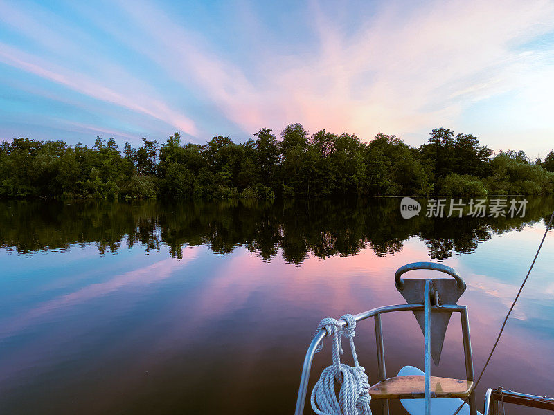 帆船旅行，宁静的夜晚在哈维尔兰，德国