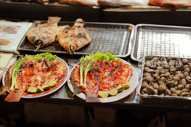 油炸泰式鱼海鲜和贻贝在曼谷街头食品厨房