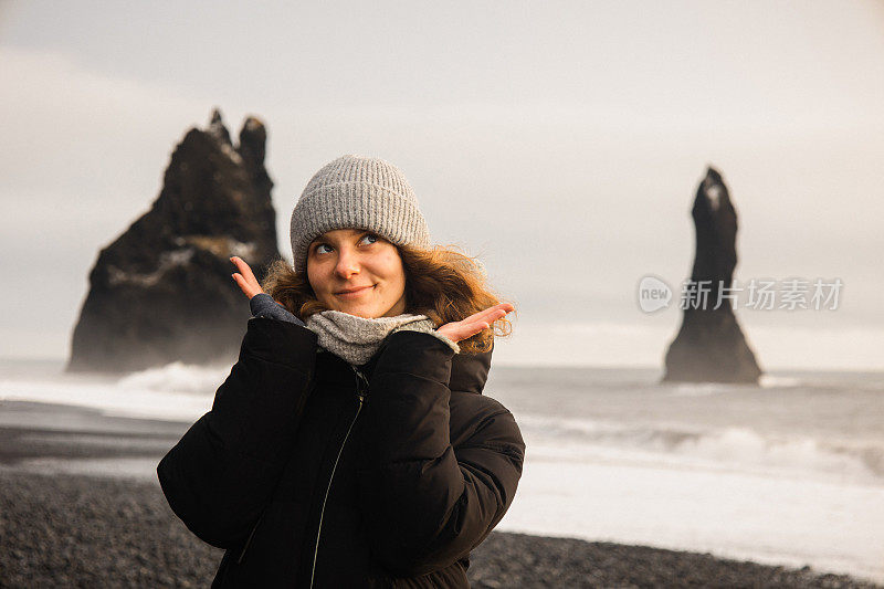 一个美丽的女人在雷尼斯夫哈拉黑沙滩