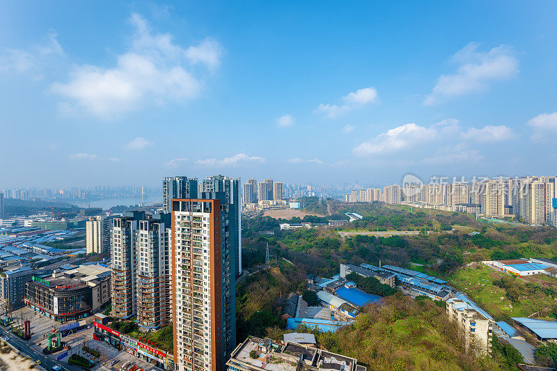 阳光明媚的重庆城市天际线