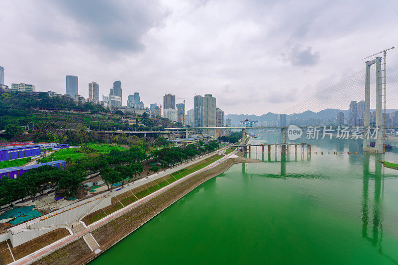 阴天重庆滨江城市的现代建筑和立交桥