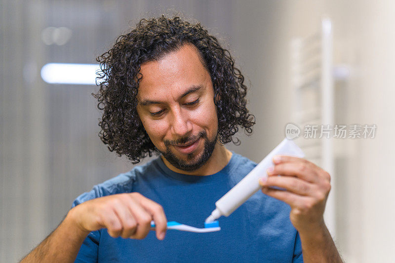中年男子挤牙膏