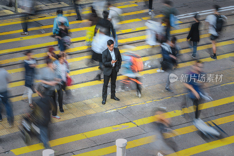 模糊的行人穿过城市的街道