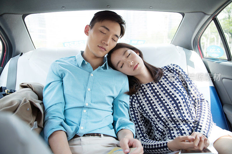 青年情侣坐在车里睡觉