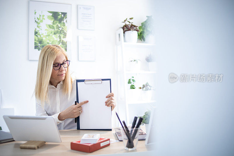 我经常通过网络和在线交流与客户保持联系